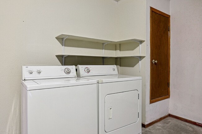 Building Photo - 724 Martha Gale Dr