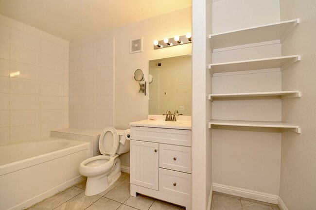 Building Photo - 1 Car Garage | Gated Community | 1st Floor Unit