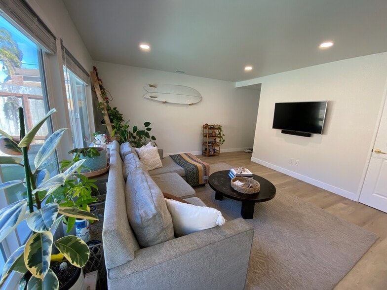 Building Photo - 970 Woodlake Dr