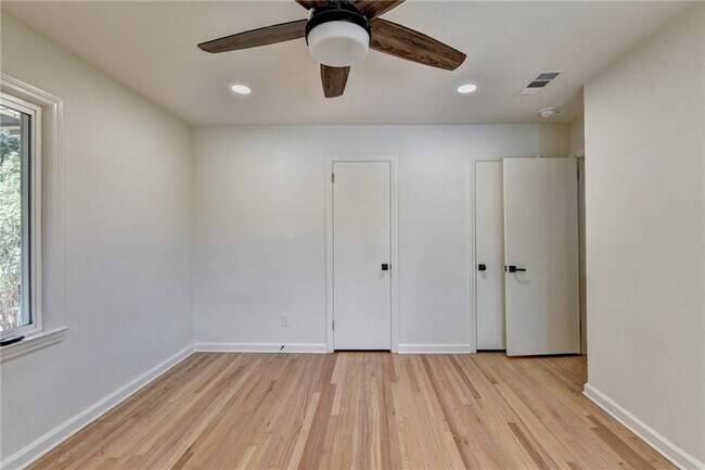 Building Photo - 6085 Glenridge Dr