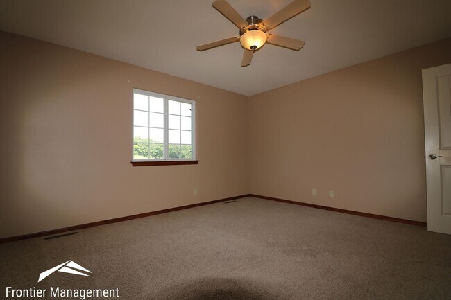 Building Photo - Gorgeous Duplex with Amazing View Off of Scenic Drive!