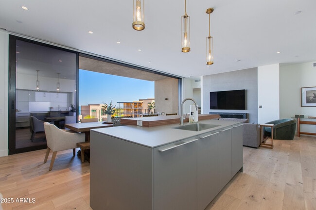 Building Photo - 5000 N Camelback Rdg Dr