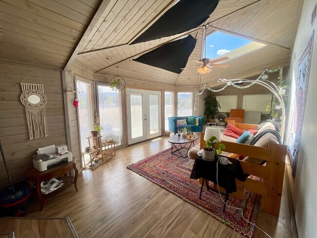 Building Photo - Expansive 5-bedroom, 2.5-bath home with incredible mountain views!
