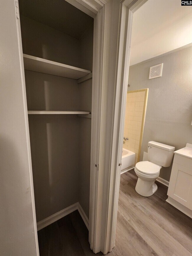 Building Photo - 721 Deerwood St