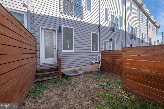 Building Photo - 1326 N Mascher St