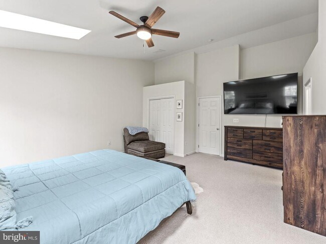 Building Photo - 8873 Royal Doulton Ln