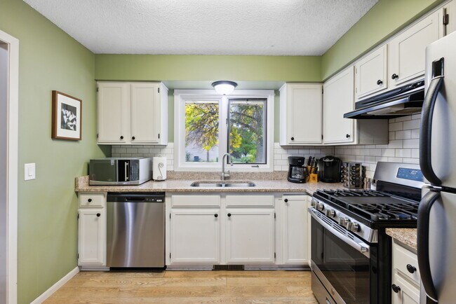 Building Photo - 2738 Chertsey Dr