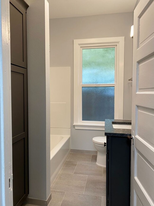 Building Photo - Cute Remodeled 2/1