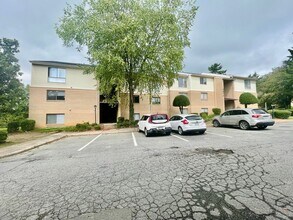 Building Photo - Top-floor 2-bedroom, 2-bath residence in Charlotte