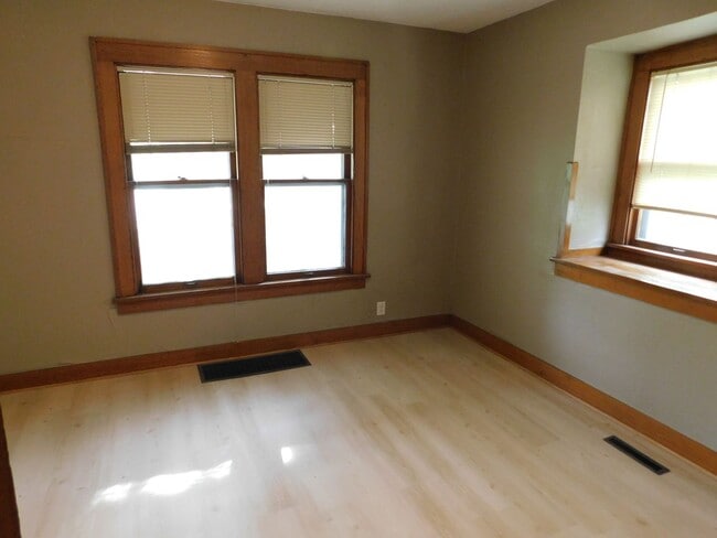 Building Photo - 2-bedroom, 1-bathroom Apartment w/ Basemen...