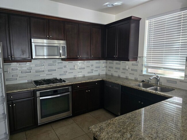 Building Photo - Large 3 Bed 2.5 Bath