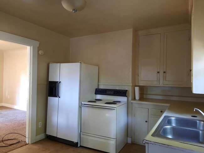 Building Photo - Pet Friendly 2 Bedroom 1  Bath