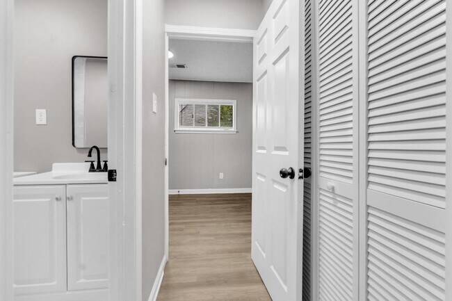 Building Photo - 1880 Glory Cir