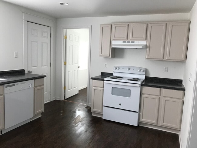 Building Photo - Adorable cottage in the heart of Rustburg!! 1 bed 1 bath!