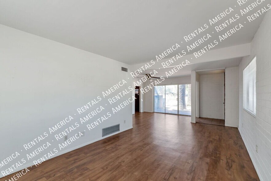 Building Photo - 947 N Alvernon Way