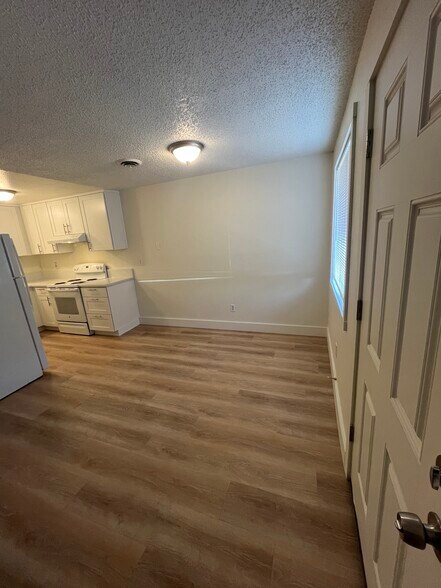 Building Photo - 415 SE Lacreole Dr