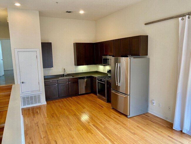 Building Photo - "Fantastic 1-Bedroom Condo off South Congr...