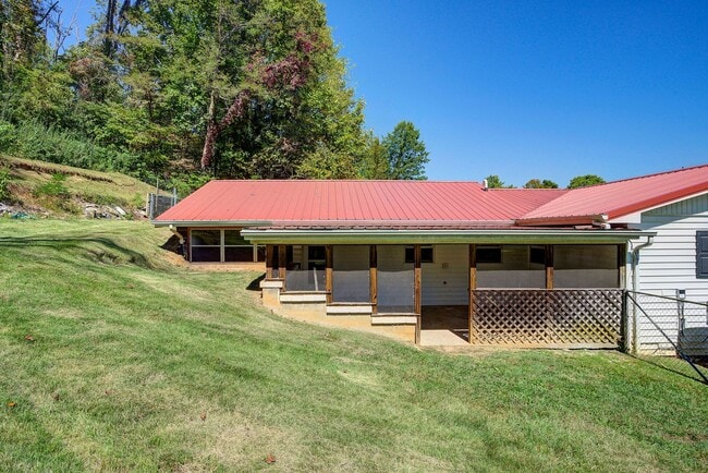 Building Photo - Very nice 4 bed 3 and a half bath home close to Boone Lake