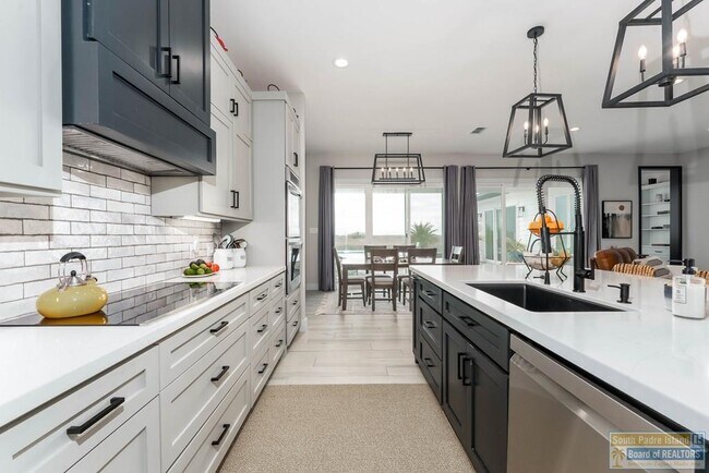 Building Photo - 100 Torrey Pines Dr