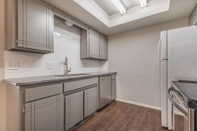 Building Photo - Beautiful 2BD/2.5 BTH Home Right off of NW Expressway and Shopping Areas