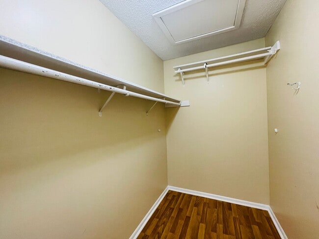 Building Photo - 3 bed/2 bath Sweet Townhome In Brooklyn Pa...
