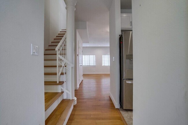 Building Photo - 852 N Poinsettia Pl