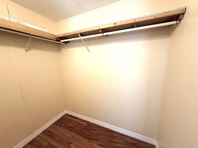 Building Photo - FIRST MONTH'S RENT FREE! 2/1.5 IN SPRINGWOOD PARK