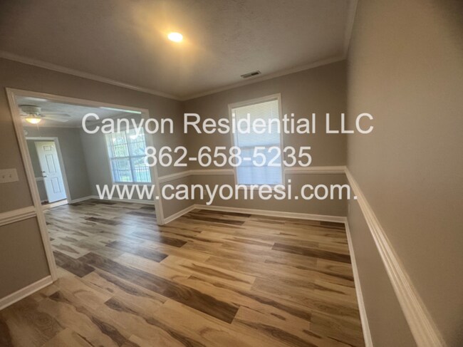 Building Photo - 301 Hawthorn Dr