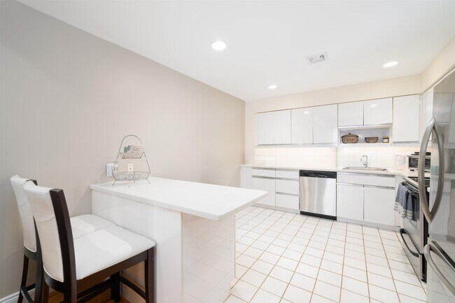 Building Photo - 101 Shearwater Ct E