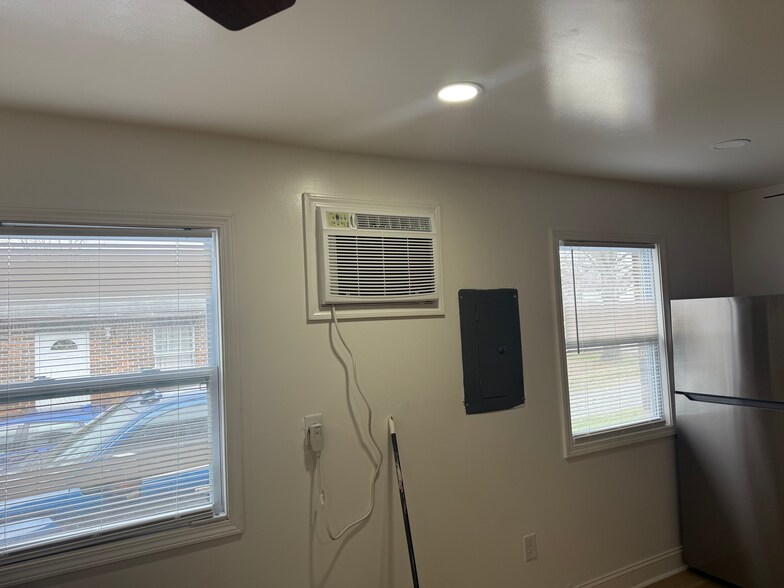 Building Photo - 922 Hastings St