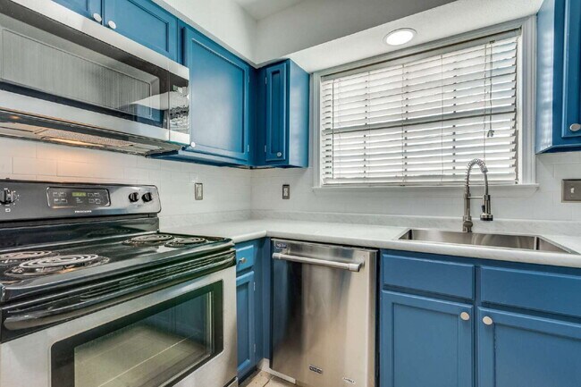 Building Photo - Beautiful two bed/1.5 bath in the heart of Alamo Heights