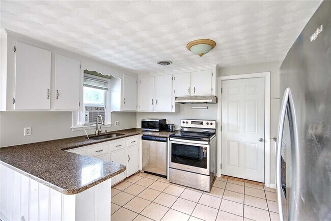 Building Photo - 138 Youngs Ave