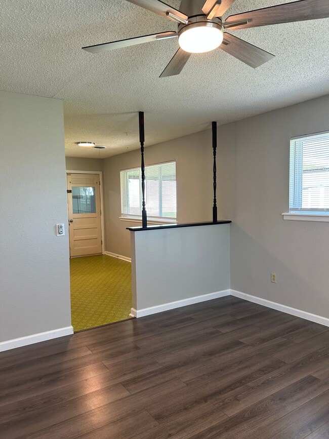 Building Photo - 3-bedroom, 1.5-bath in the MacArthur Schoo...