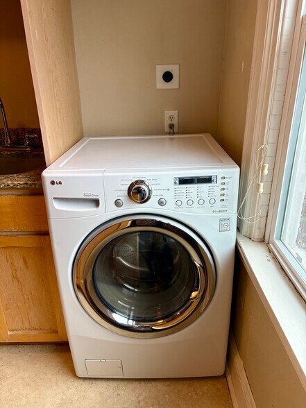 washer/dryer combo allows you to set it and forget it - 1509 NE 10th Ave