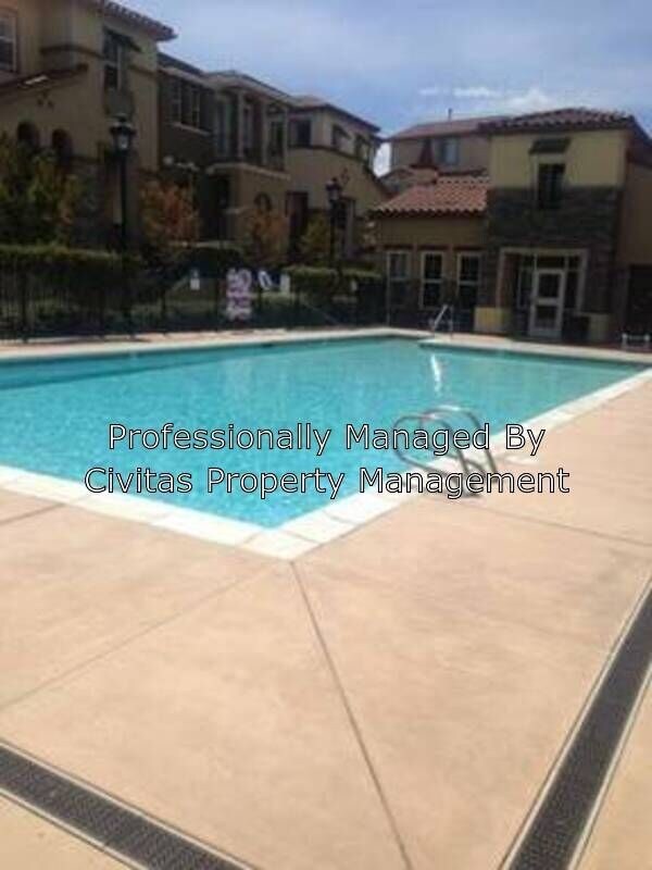 Building Photo - Newer 2/2 Townhome - Bonus Room Pool and More