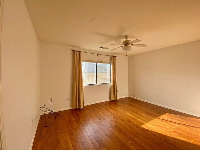 Building Photo - Spacious Condo in a Desirable Private Community