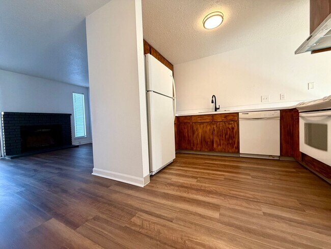 Building Photo - **FREE FIRST MONTH'S RENT** Updated Townhouse in the Heart of Garden Home~ New LVP Flooring~ Wash...