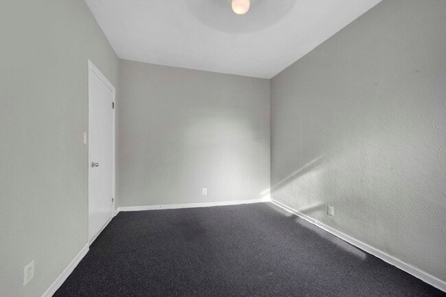 Building Photo - 6225 S Dorchester Ave