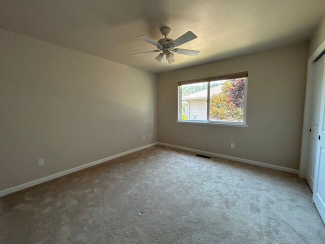 Building Photo - 329 Oak Leaf Cir