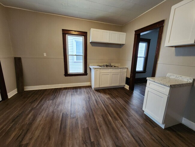 Building Photo - 94 Sobieski St