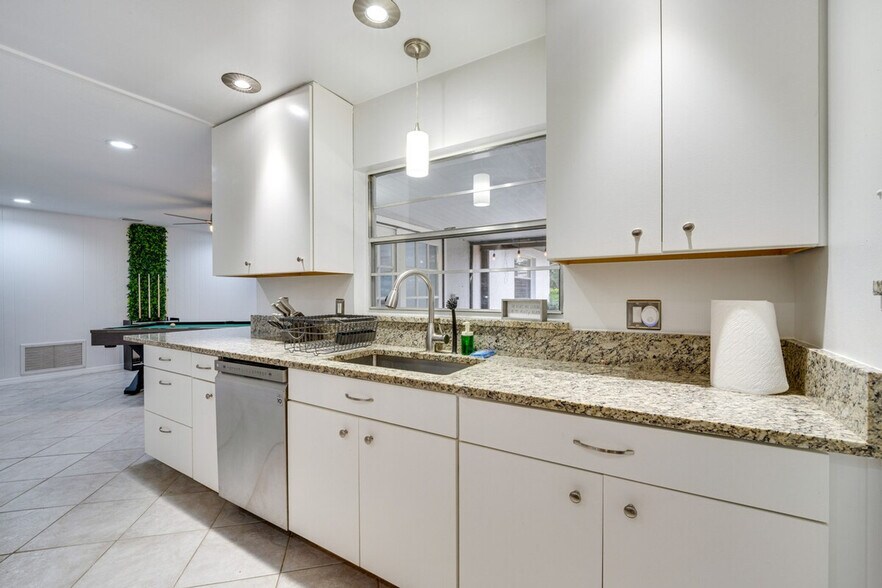 Building Photo - 8644 Sandberry Blvd