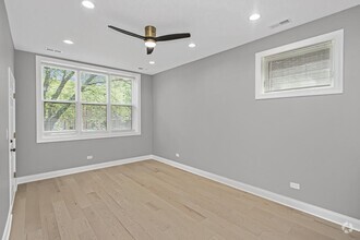 Building Photo - 3 bedroom in Chicago IL 60615