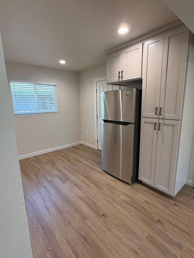 Building Photo - Large Brand New Remodeled 1 Bedroom unit with Washer Dryer Hookups - MUST SEE!!!