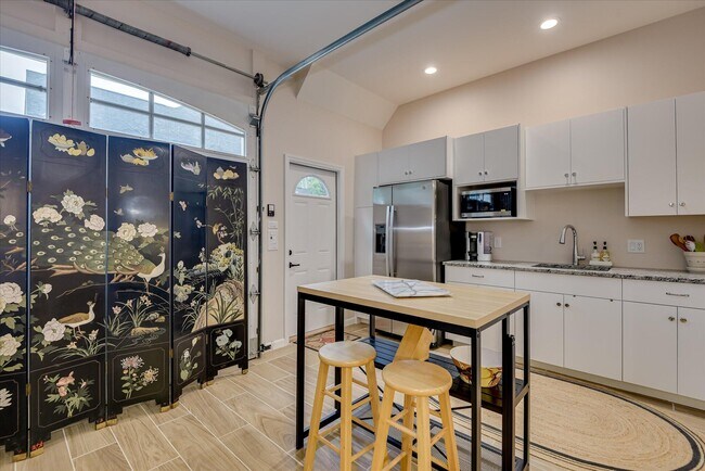 Building Photo - 651 Oak Meadow Ln