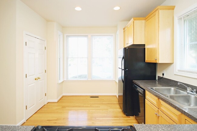 Building Photo - End-Unit Melbourne Park Townhome