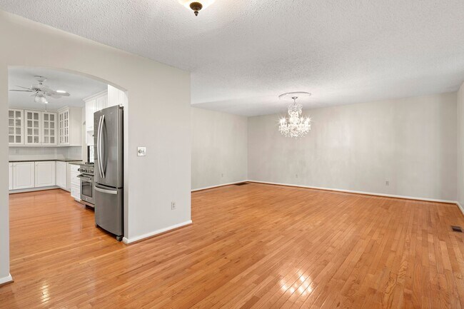 Building Photo - Spacious Updated Ranch