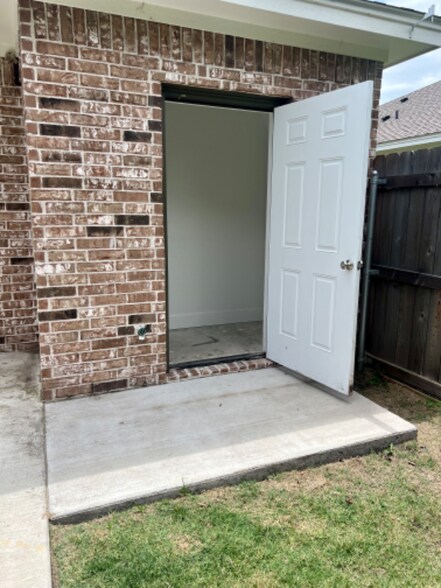 Building Photo - 3225 Belmont Dr