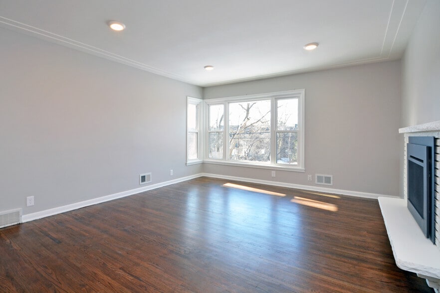 Light Filled Living Room - 5204 Grandview Ln