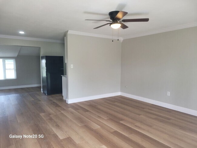 Building Photo - FOR RENT!!! SIMPLY STUNNING  3 BEDROOM 2 B...