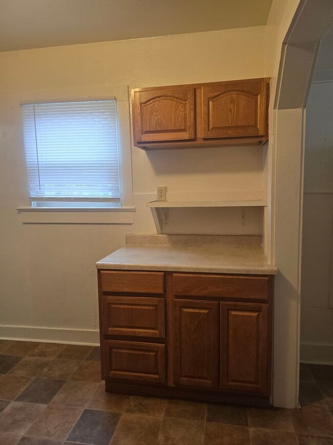 Building Photo - Cute 2 Bedroom